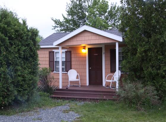Acadia Gateway Motel is a family friendly hotel in Ellsworth, Maine (ME)