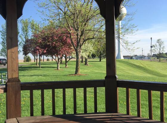 Crest Country Inn is a family friendly hotel in Williamsburg, Iowa (IA)