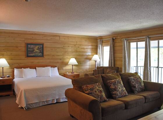 Paddle Wheel Inn is a family friendly hotel in Oregon, Illinois (IL)