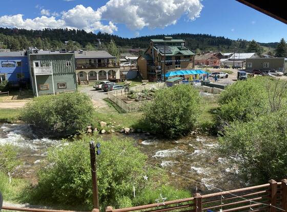 The Boulder Creek Lodge is a family friendly hotel in Nederland, Colorado (CO)
