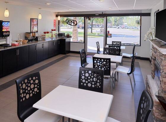 Econo Lodge Rochester I-90 & I-390 is a family friendly hotel in Rochester Institute of Technology, New York (NY)