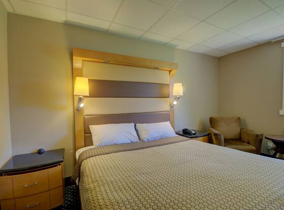 Village Inn is a family friendly hotel in Cape St. Claire, Maryland (MD)