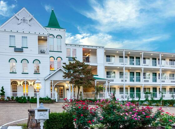 Quality Inn Eureka Springs South is a family friendly hotel in Eureka Springs, Arkansas (AR)