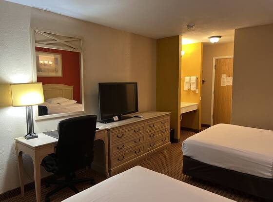 Econo Lodge Inn & Suites is a family friendly hotel in Walnut, Iowa (IA)