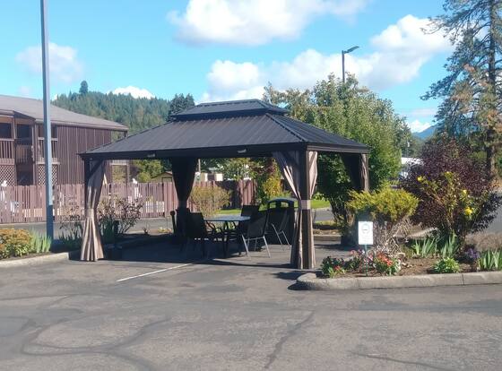 Oakridge Inn & Suites is a family friendly hotel in Oakridge, Oregon (OR)