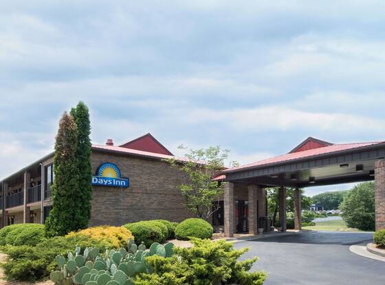 Days Inn by Wyndham Fort Payne is a family friendly hotel in Fort Payne, Alabama (AL)