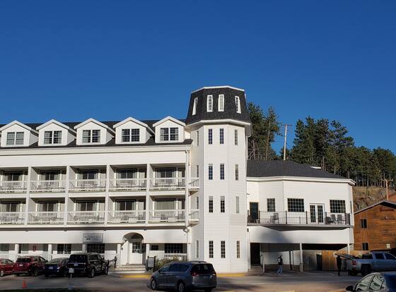 Roosevelt Inn Mount Rushmore is a family friendly hotel in Keystone, South Dakota (SD)