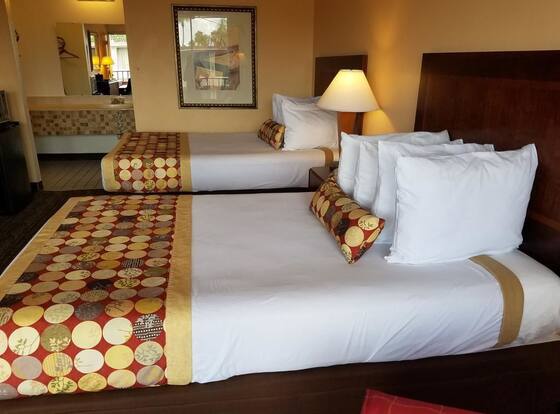 Sun Inn & Suites is a family friendly hotel in Kissimmee, Florida (FL)