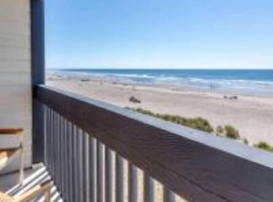 Lincoln Sands Oceanfront Resort, Ascend Hotel Collection is a family friendly hotel in Lincoln City, Oregon (OR)