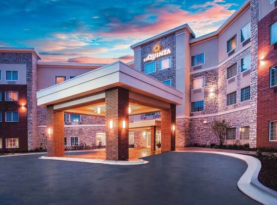 La Quinta Inn & Suites by Wyndham St. Paul-Woodbury is a family friendly hotel in Woodbury, Minnesota (MN)