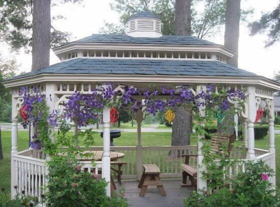 Lantern House Motel is a family friendly hotel in Housatonic, Massachusetts (MA)