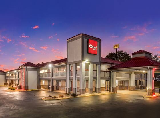 Red Roof Inn & Suites Athens, AL is a family friendly hotel in Athens, Alabama (AL)
