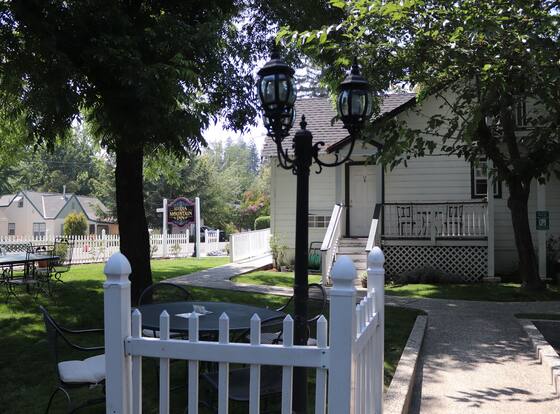 Sierra Mountain Inn is a family friendly hotel in Grass Valley, California (CA)