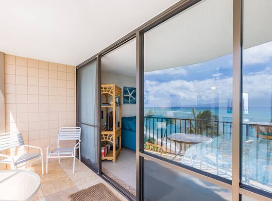 Valley Isle #806 Studio Bedroom Condo by RedAwning is a family friendly hotel in Lahaina, Hawaii (HI)