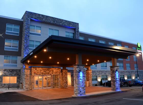 Holiday Inn Express & Suites Pittsburgh - Monroeville by IHG is a family friendly hotel in Monroeville, Pennsylvania (PA)