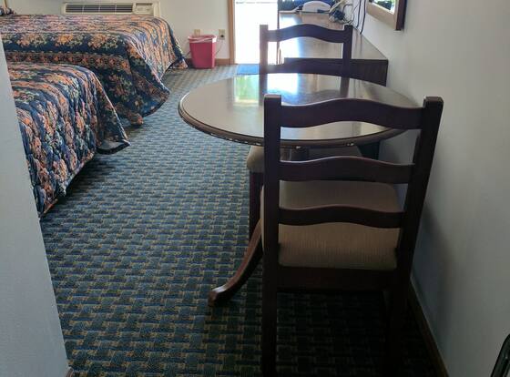 All Seasons Motel is a family friendly hotel in Rock Falls, Illinois (IL)