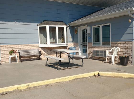 Dakota HorizINN is a family friendly hotel in Parkston, South Dakota (SD)