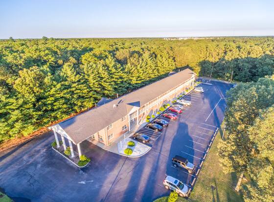 Bay Harbour Motor Lodge is a family friendly hotel in Forked River, New Jersey (NJ)