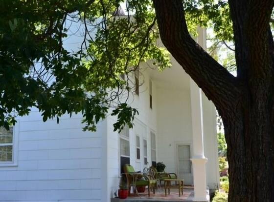 Sassafras Inn is a family friendly hotel in Mena, Arkansas (AR)