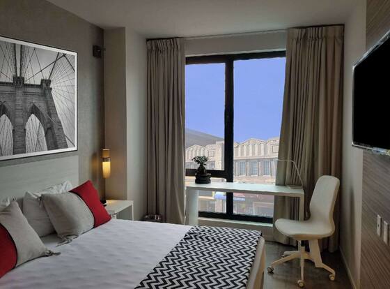 Insignia Hotel Brooklyn, Ascend Hotel Collection is a family friendly hotel in Brooklyn, New York (NY)