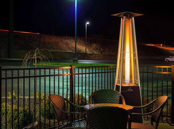 Studio Z, Ascend Hotel Collection is a family friendly hotel in St. Robert, Missouri (MO)