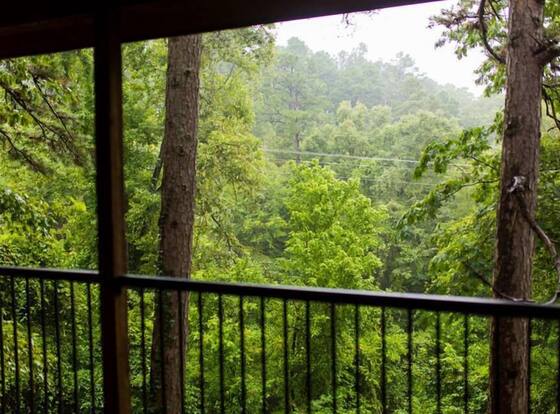 The Razorback Lodge is a family friendly hotel in Eureka Springs, Arkansas (AR)