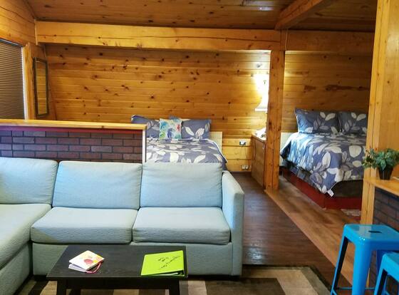 Mooseberry Cabin is a family friendly hotel in Tok, Alaska (AK)