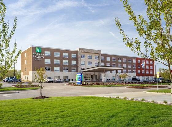 Holiday Inn Express & Suites Hammond by IHG is a family friendly hotel in Hammond, Indiana (IN)