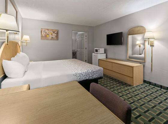 Econo Lodge is a family friendly hotel in Clemson, South Carolina (SC)