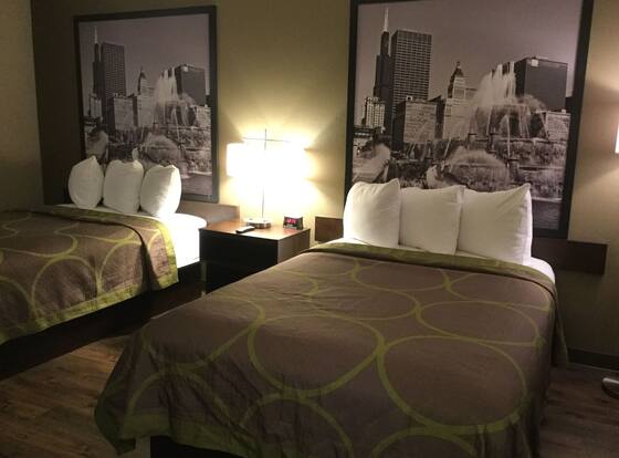 Super 8 by Wyndham South Holland is a family friendly hotel in South Holland, Illinois (IL)