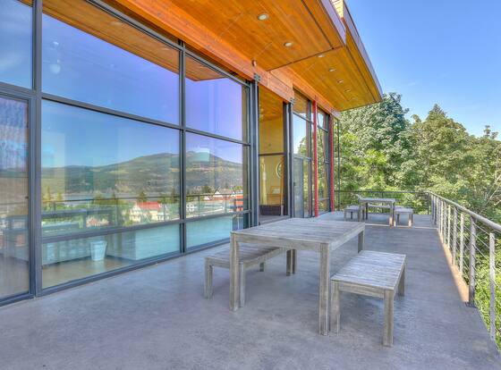 Alizes Modern Home with Views of the Columbia River Gorge by RedAwning is a family friendly hotel in Hood River, Oregon (OR)