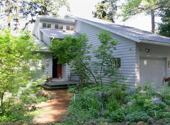 Fir Mountain Escape 4 Bedroom Home by RedAwning is a family friendly hotel in Hood River, Oregon (OR)